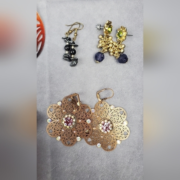 Vintage bunch of Gold Tone Earrings& Necklace - Picture 2 of 8